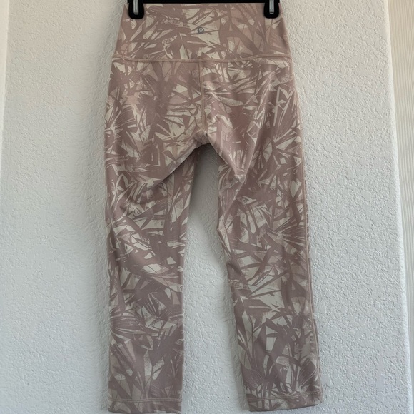 Lululemon Wunder Under Crop - Picture 4 of 5